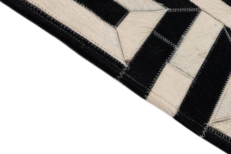 Detail image of 4' 1 x 6' 1 Cowhide - Patchwork Rug