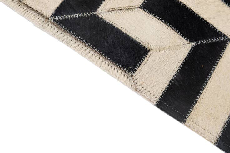 Detail image of 4' 2 x 6' 2 Cowhide - Patchwork Rug