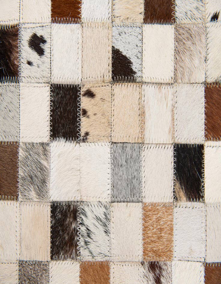 Detail image of 5' x 7' 10 Cowhide Stocks Rug