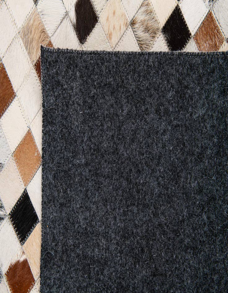 Detail image of 5' x 7' 10 Cowhide Stocks Rug