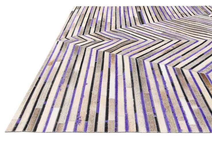 Detail image of 5' x 7' 10 Cowhide Stocks Rug