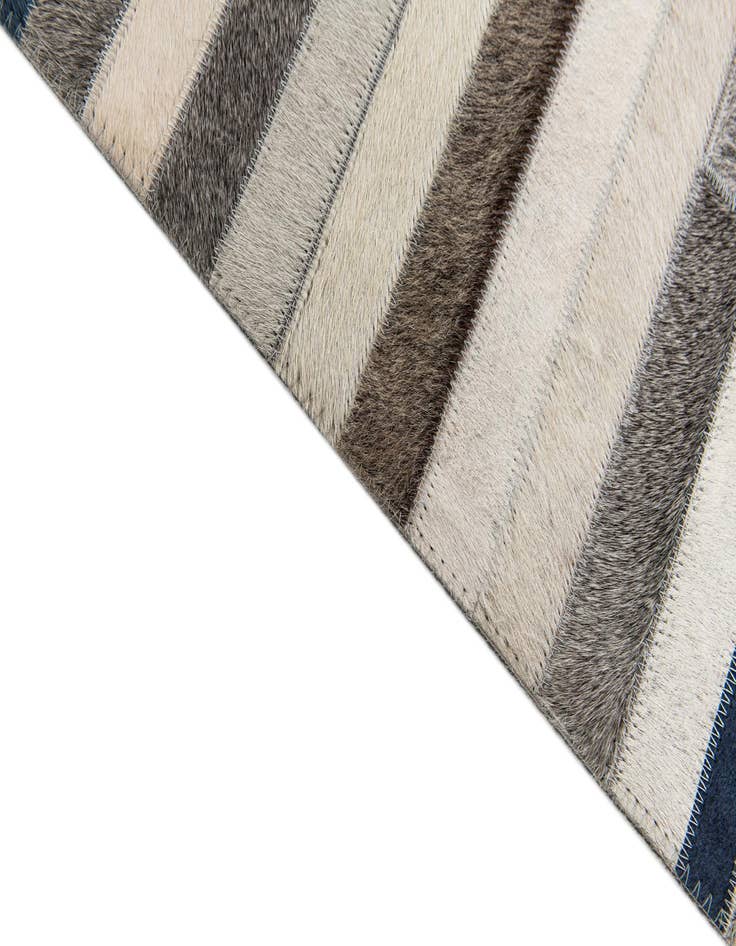 Detail image of 5' x 7' 10 Cowhide Stocks Rug