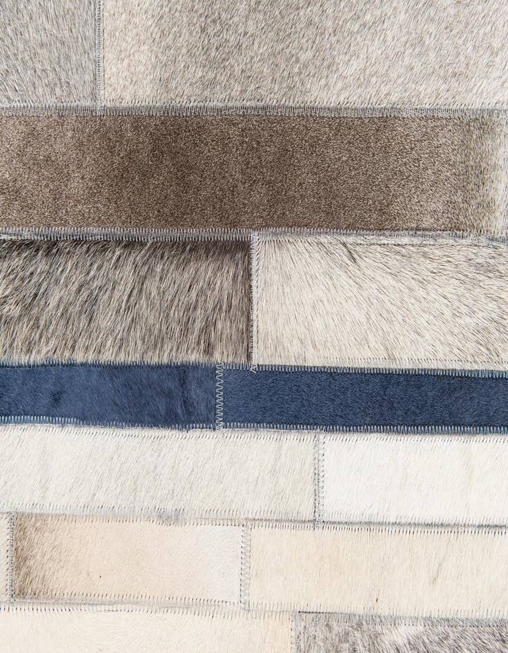 Detail image of 5' x 7' 10 Cowhide Stocks Rug