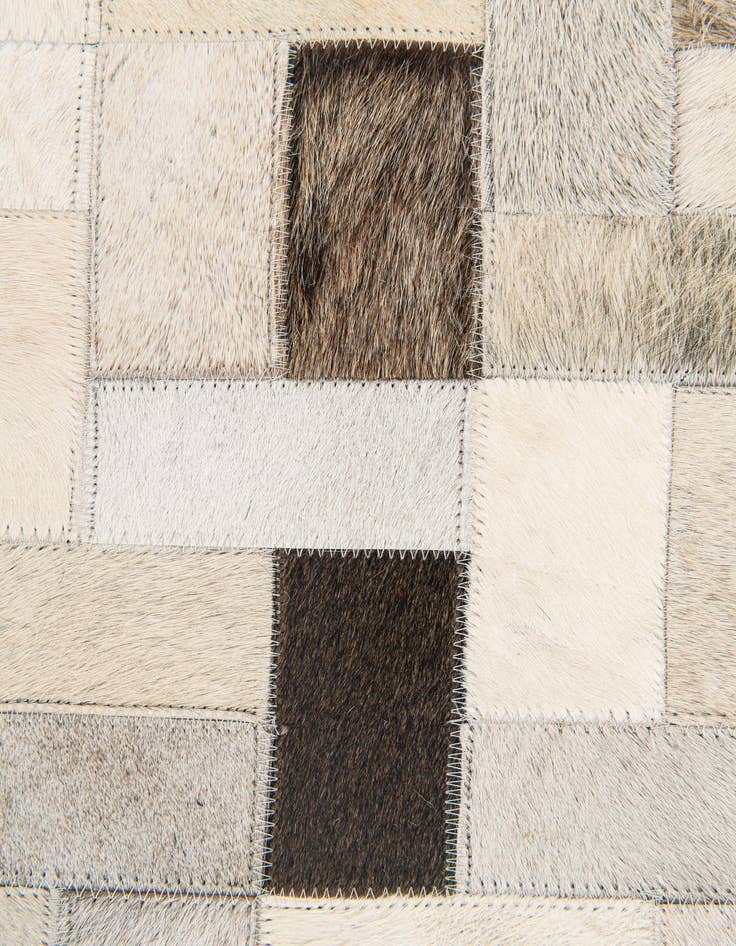 Detail image of 5' x 7' 10 Cowhide Stocks Rug