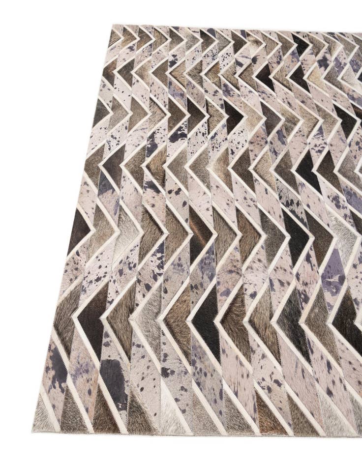 Detail image of 5' x 7' 10 Cowhide Stocks Rug