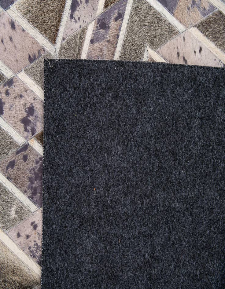 Detail image of 5' x 7' 10 Cowhide Stocks Rug