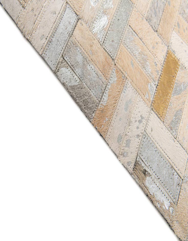 Detail image of 5' x 7' 10 Cowhide Stocks Rug