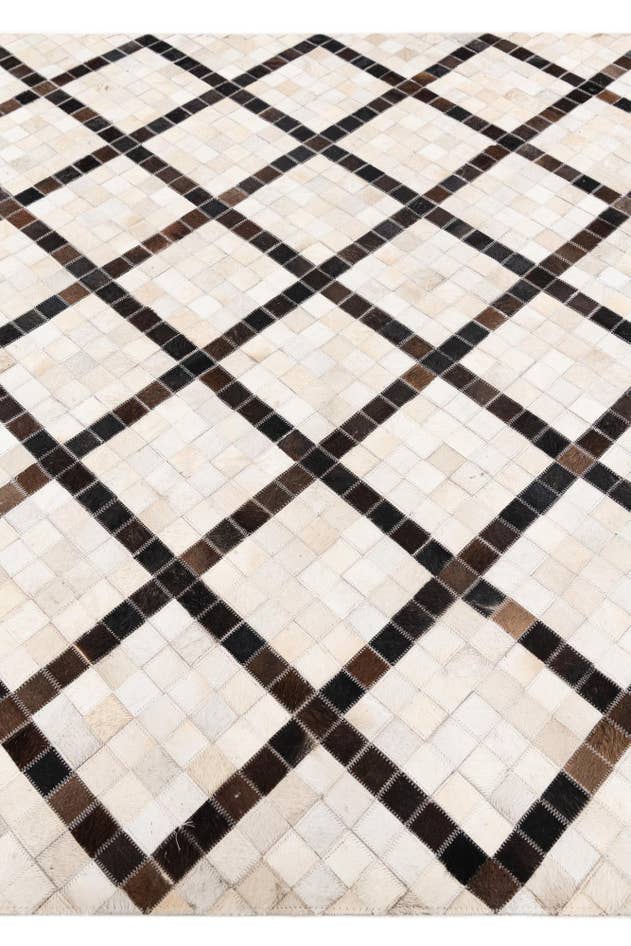 Detail image of 5' x 7' 10 Cowhide Stocks Rug