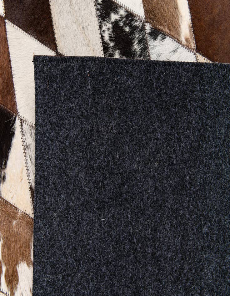 Detail image of 4' 8 x 6' 9 Cowhide Stocks Rug