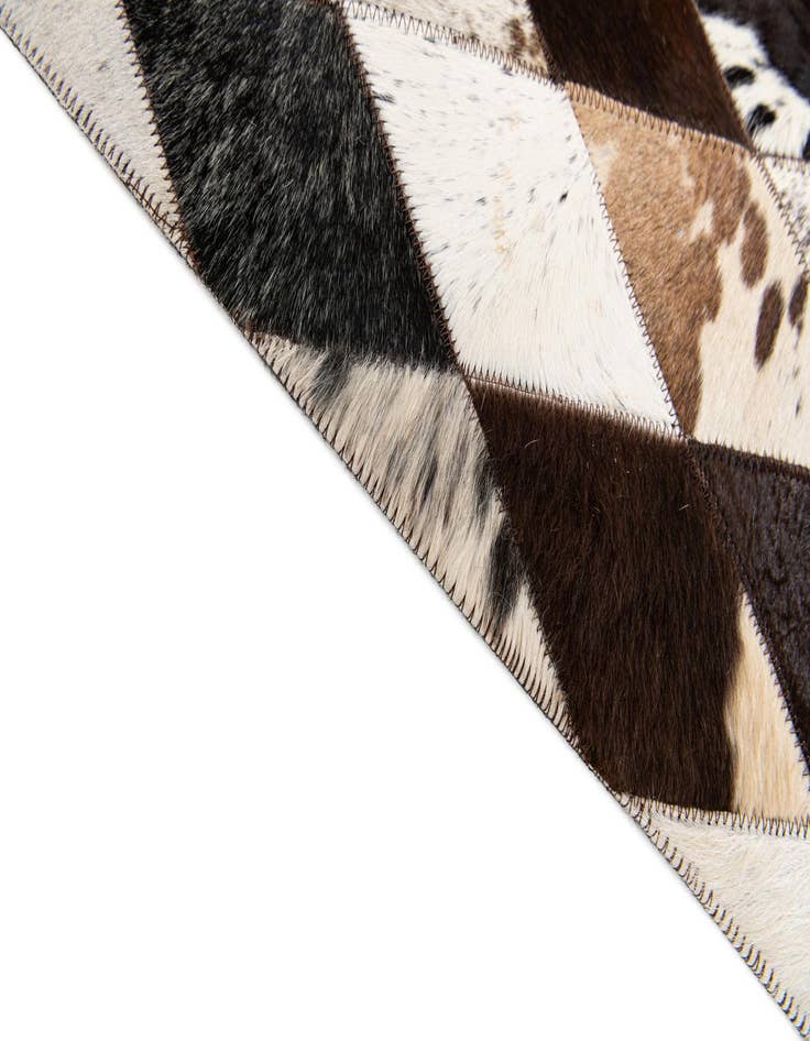 Detail image of 4' 8 x 6' 8 Cowhide Stocks Rug