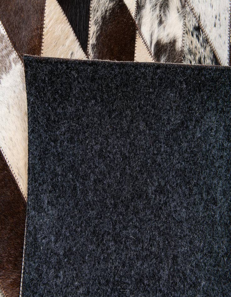 Detail image of 4' 8 x 6' 6 Cowhide Stocks Rug
