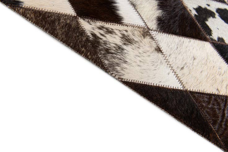 Detail image of 4' 9 x 6' 6 Cowhide Stocks Rug