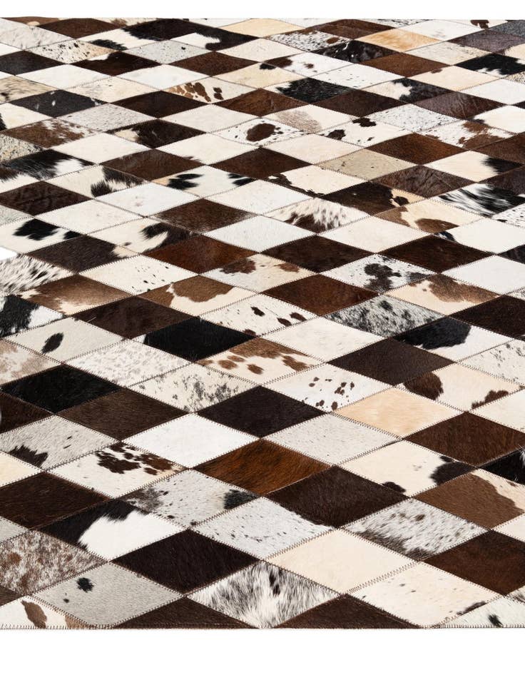 Detail image of 4' 8 x 6' 8 Cowhide Stocks Rug