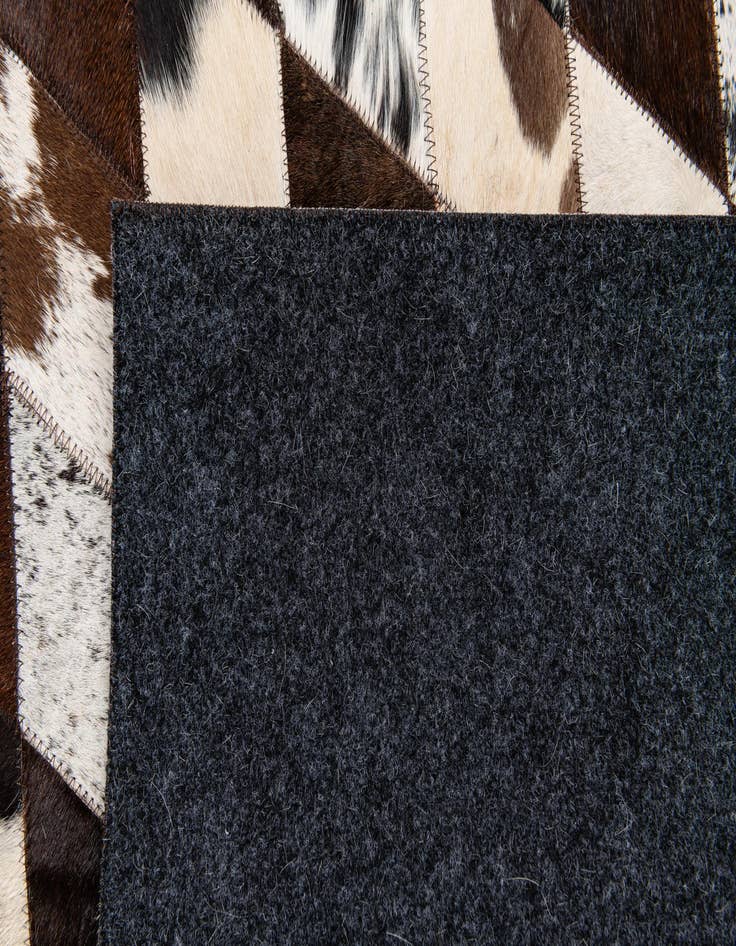 Detail image of 4' 8 x 6' 8 Cowhide Stocks Rug