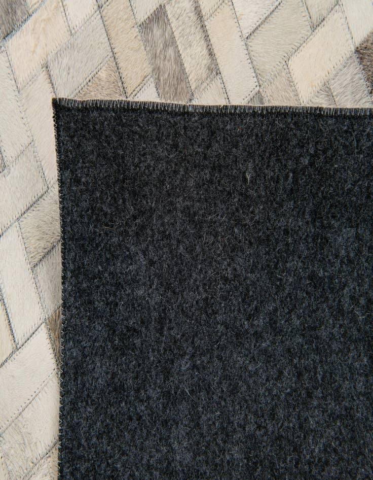 Detail image of 4' 9 x 6' 6 Cowhide Stocks Rug