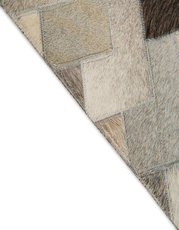Detail image of 4' 9 x 6' 6 Cowhide Stocks Rug