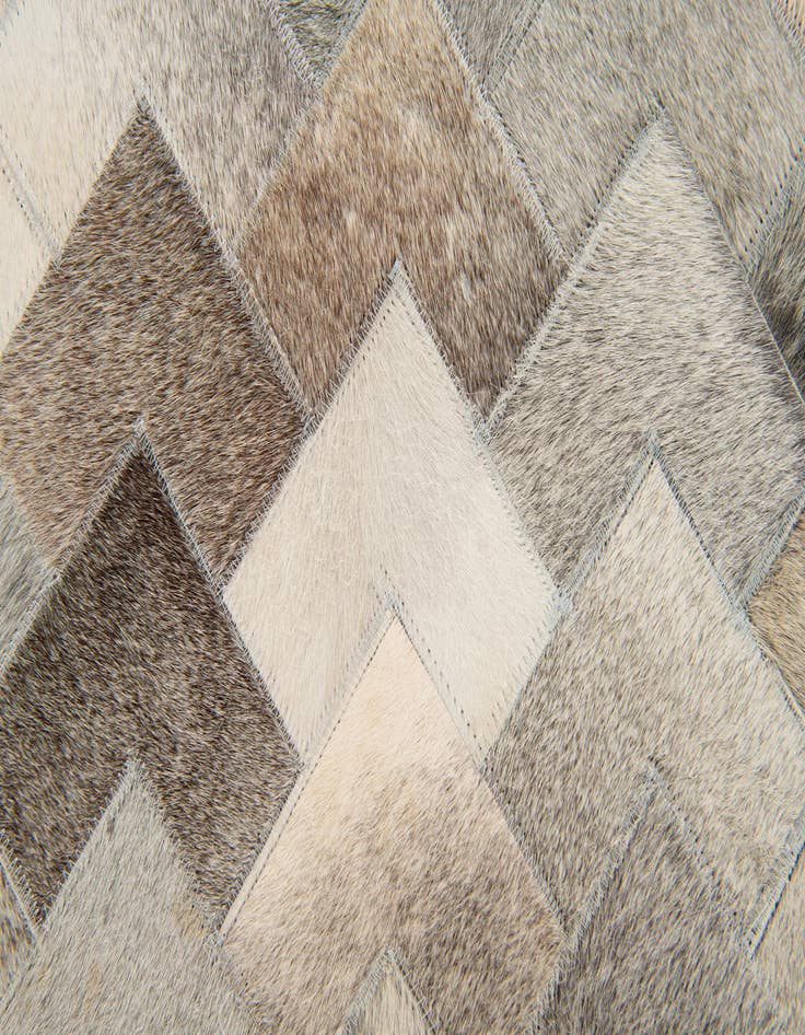 Detail image of 4' 9 x 6' 6 Cowhide Stocks Rug