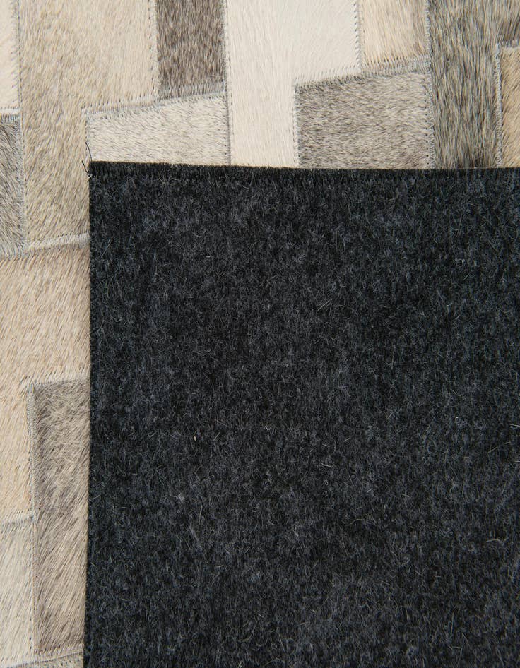 Detail image of 4' 9 x 6' 6 Cowhide Stocks Rug