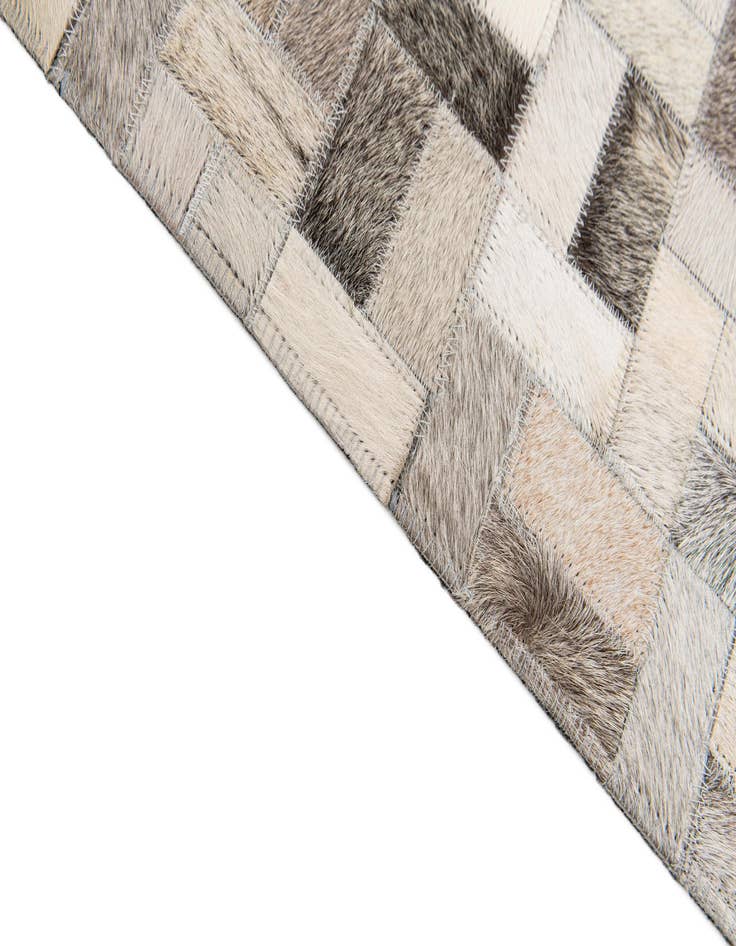 Detail image of 4' 6 x 6' 6 Cowhide Stocks Rug