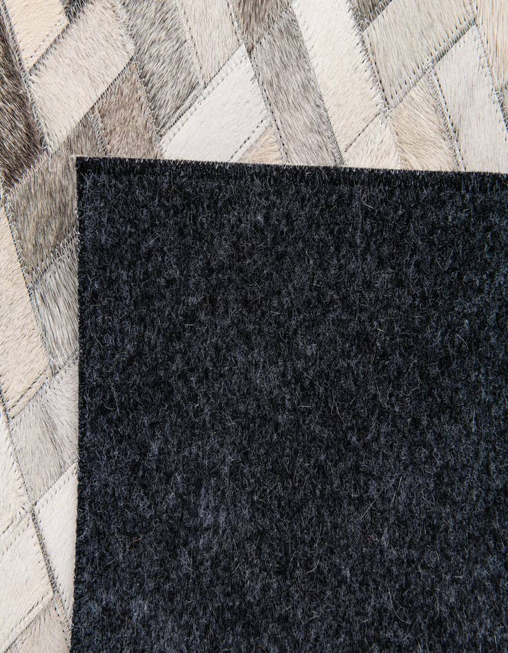 Detail image of 4' 6 x 6' 6 Cowhide Stocks Rug