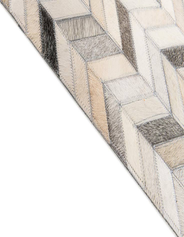 Detail image of 4' 7 x 6' 7 Cowhide Stocks Rug