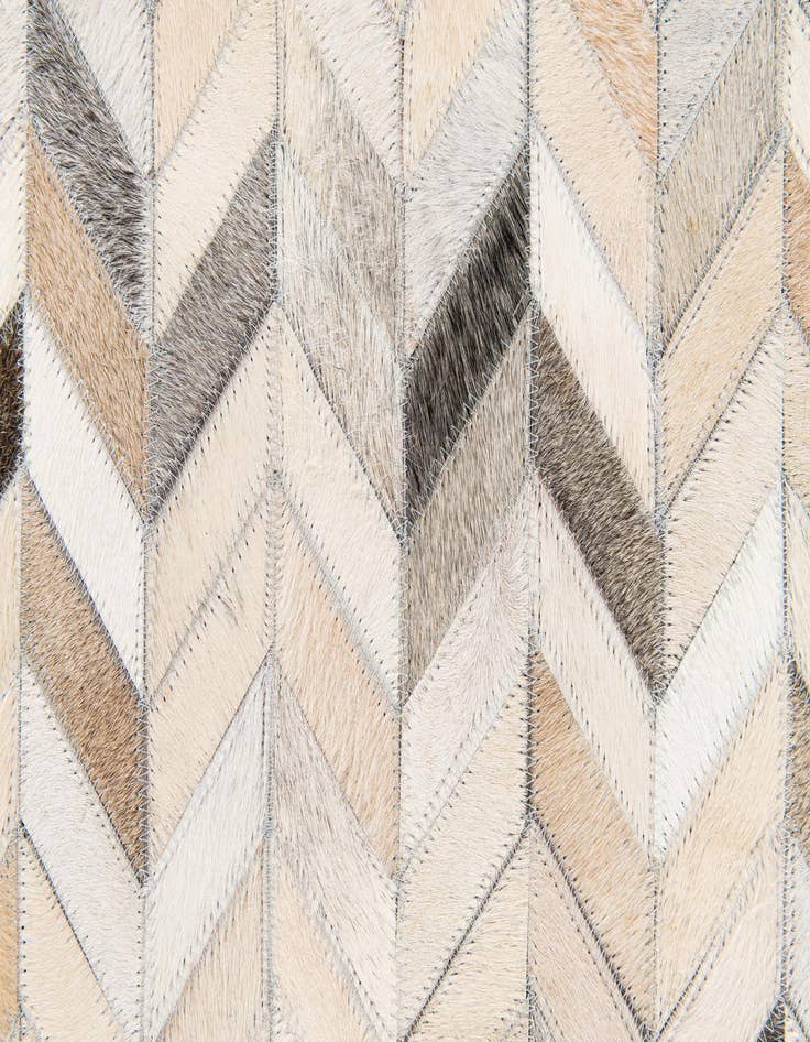 Detail image of 4' 8 x 6' 8 Cowhide Stocks Rug