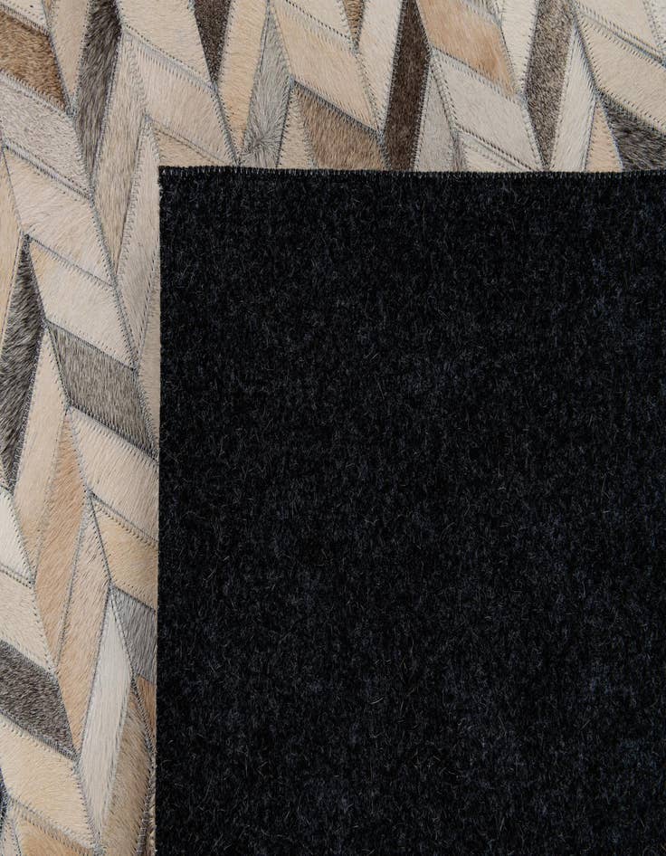 Detail image of 4' 8 x 6' 8 Cowhide Stocks Rug