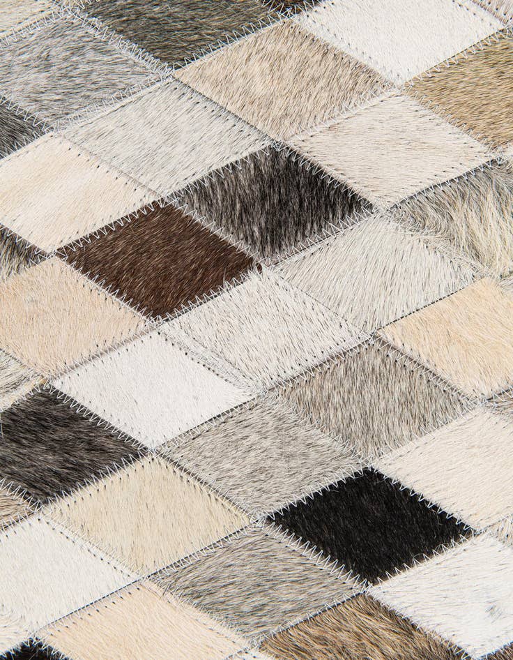 Detail image of 4' 8 x 6' 8 Cowhide Stocks Rug