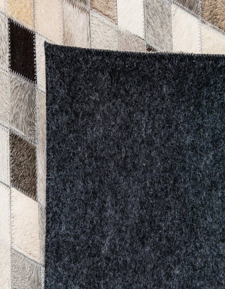 Detail image of 4' 8 x 6' 8 Cowhide Stocks Rug