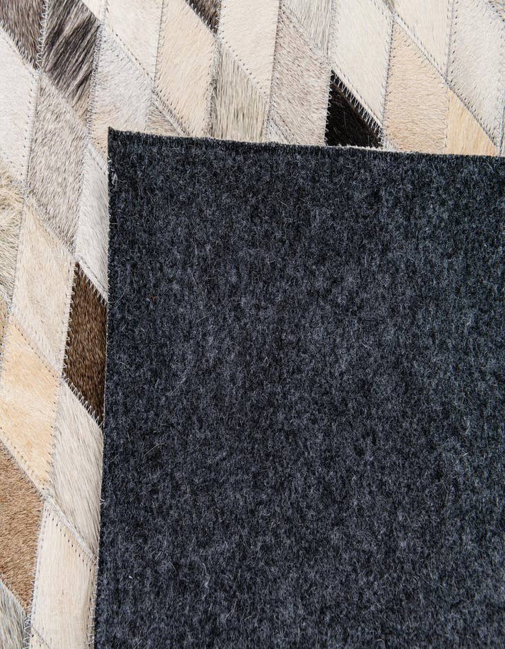 Detail image of 4' 7 x 6' 8 Cowhide Stocks Rug