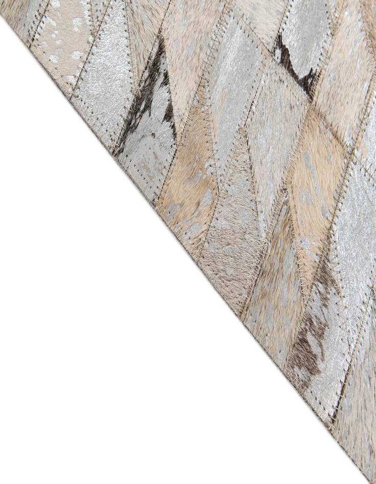 Detail image of 4' 6 x 6' 6 Cowhide Stocks Rug