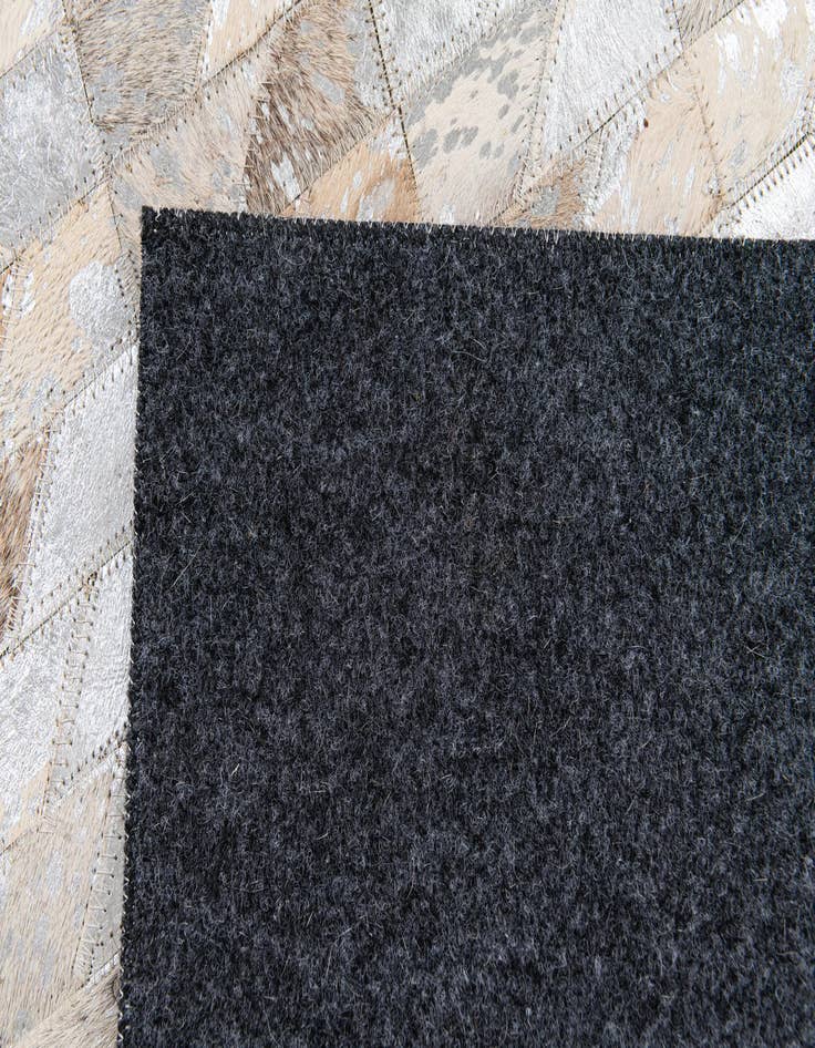 Detail image of 4' 6 x 6' 6 Cowhide Stocks Rug