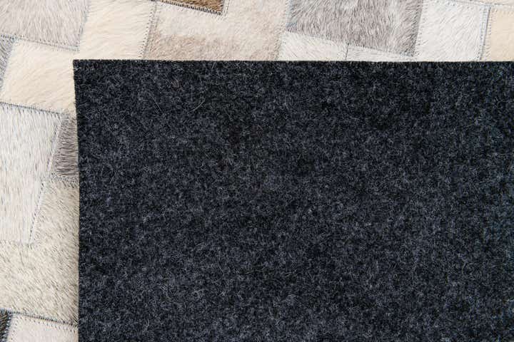4' 1 x 6' Cowhide Stocks Rug