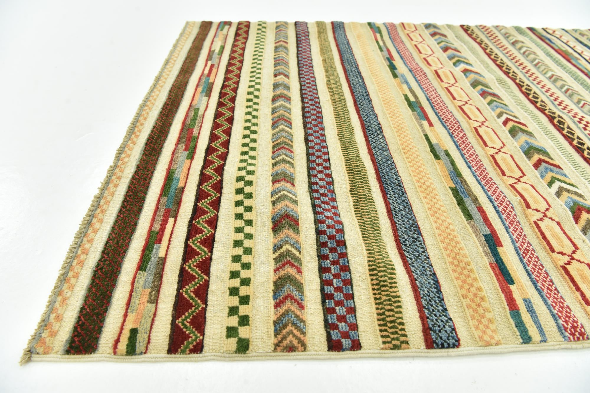 3' 4 x 4' 10 Hand Knotted Darya Rug