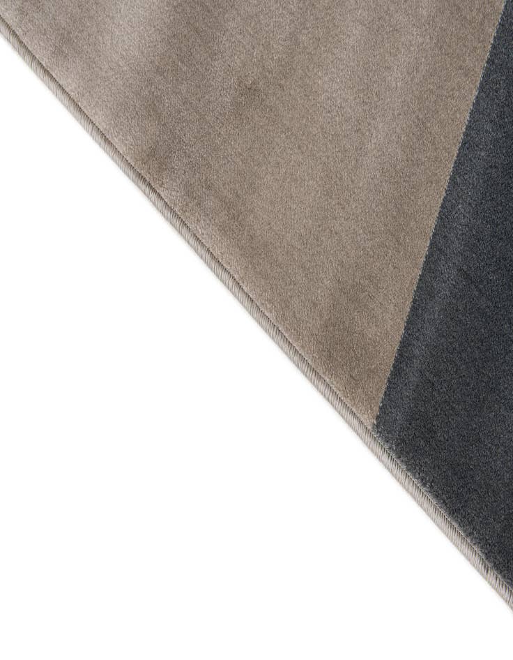 Detail image of 5' 2 x 8' Gossamer Rug