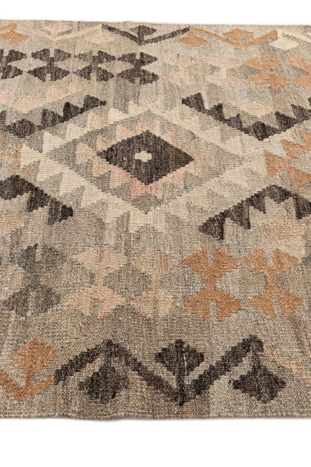 Detail image of 3' 2 x 5' 3 Hand Woven Kilim Maymana Wool Rug