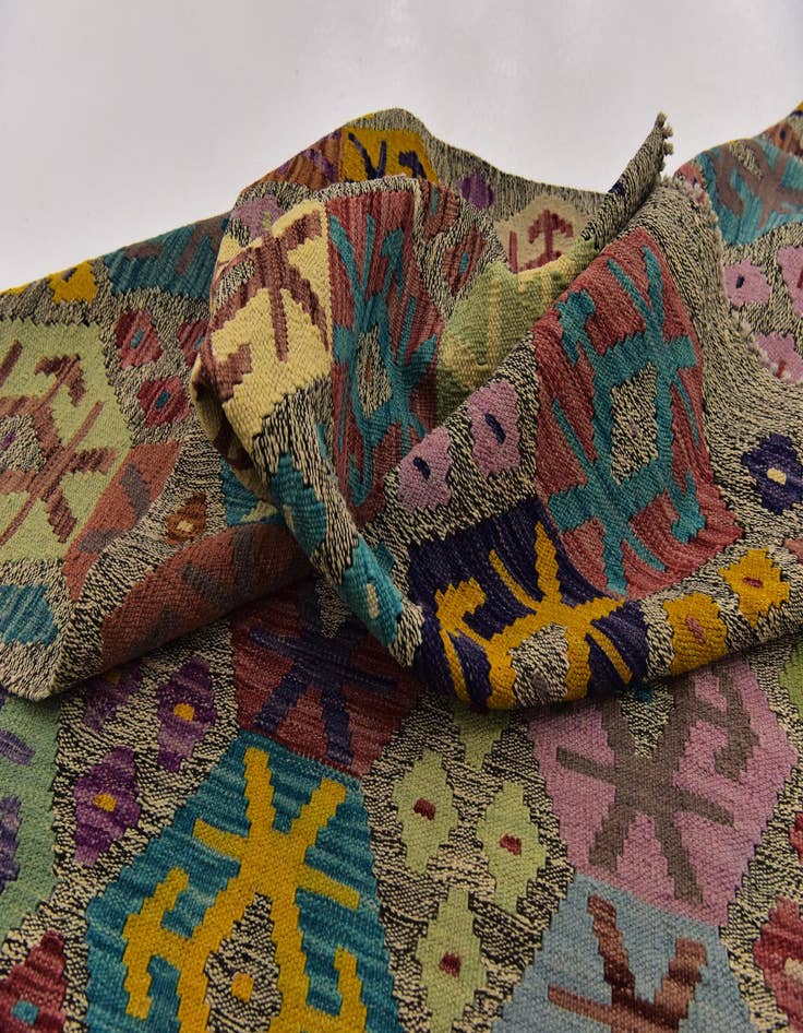 Detail image of 7' x 9' 5  Hand Woven Kilim Modern Wool Rug