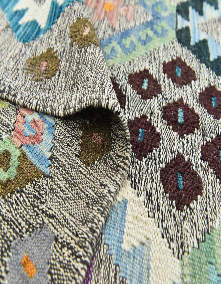 Detail image of 6' x 7' 6 Hand Woven Kilim Modern Wool Rug