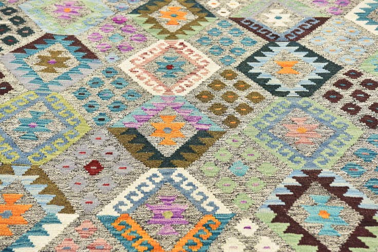 Detail image of 6' x 7' 6 Hand Woven Kilim Modern Wool Rug