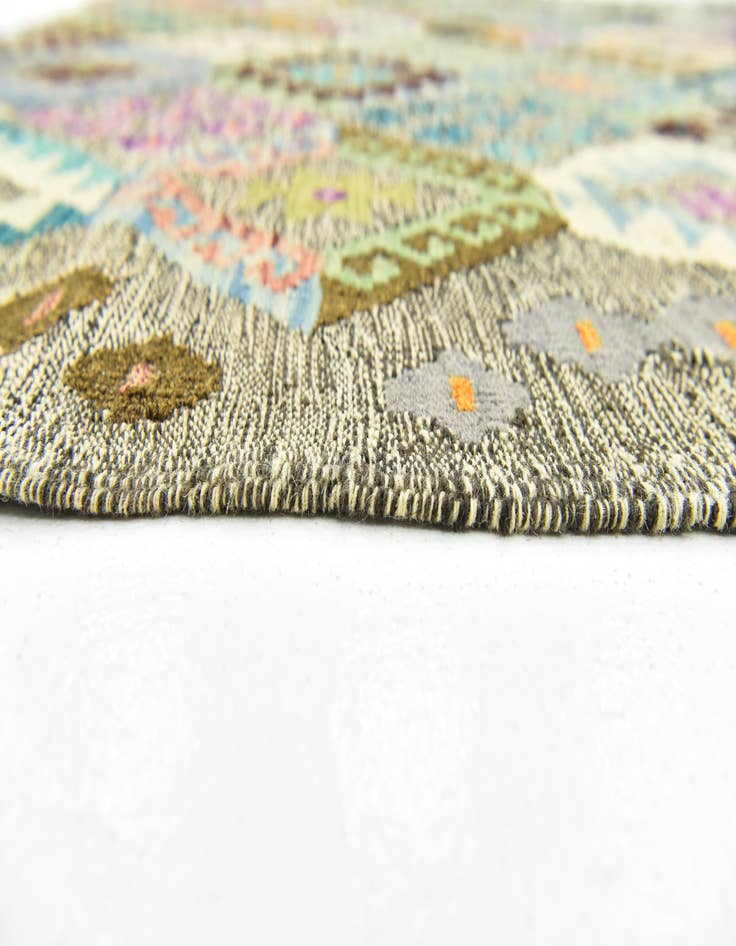 Detail image of 6' x 7' 6 Hand Woven Kilim Modern Wool Rug