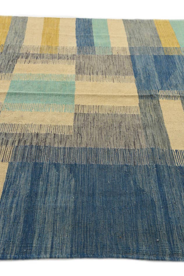 Detail image of 4' 9 x 8' Hand Woven Kilim Modern Wool Rug