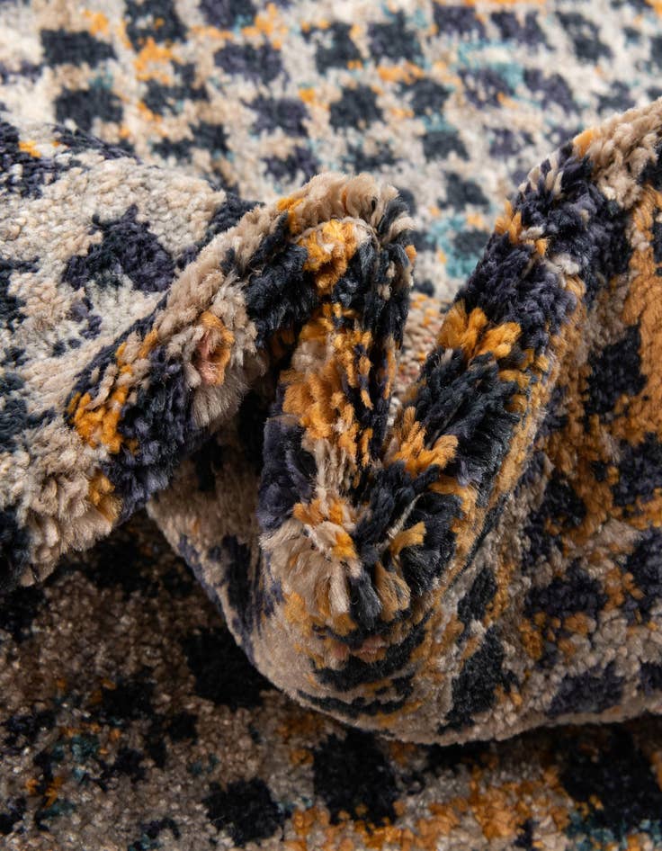 Detail image of 5' 3 x 7' 7 Lola Rug