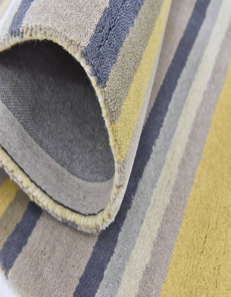 Detail image of 4' x 5' 7 Luna Wool Rug