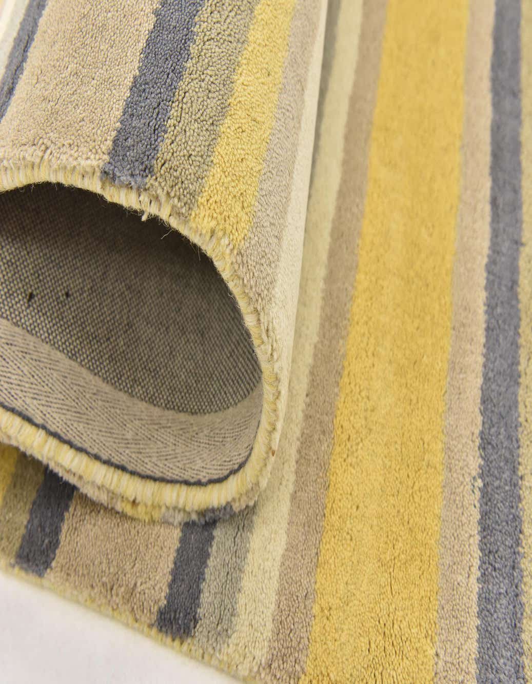 Detail image of 4' x 5' 7 Unique Loom Luna Wool Rug