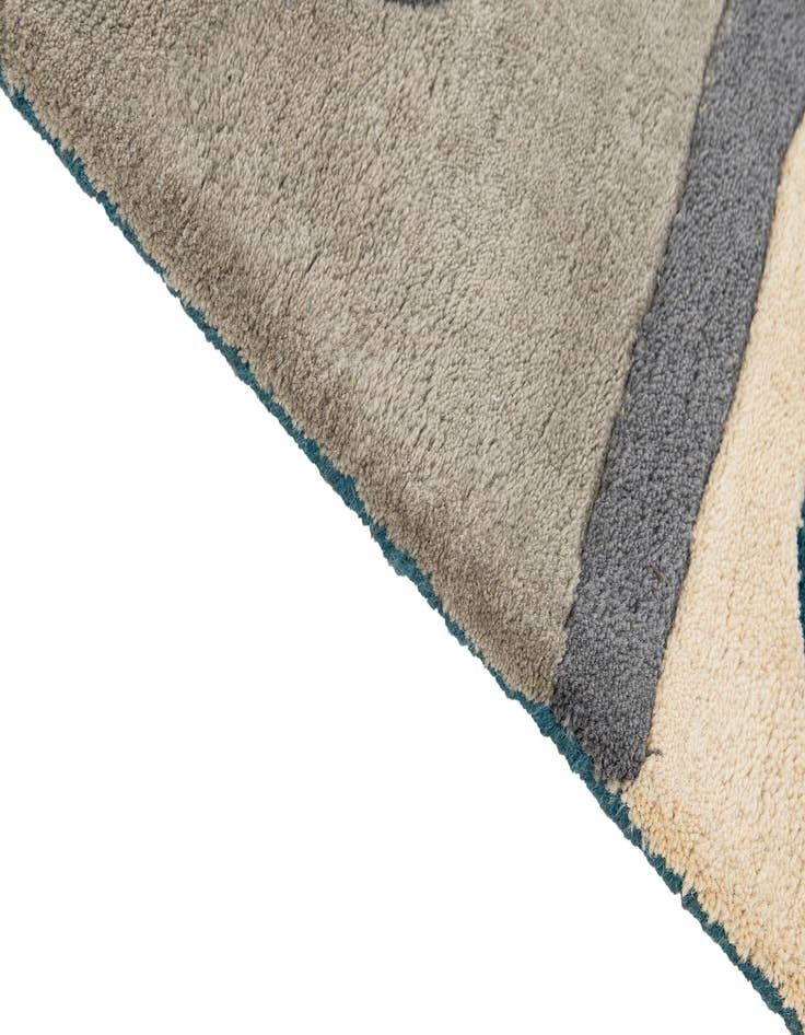 Detail image of 5' 1 x 8' Luna Wool Rug