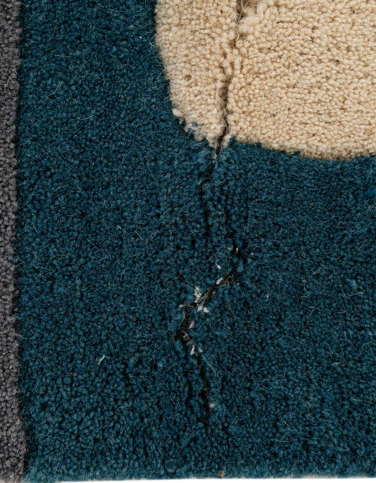 Detail image of 5' 1 x 8' Luna Wool Rug