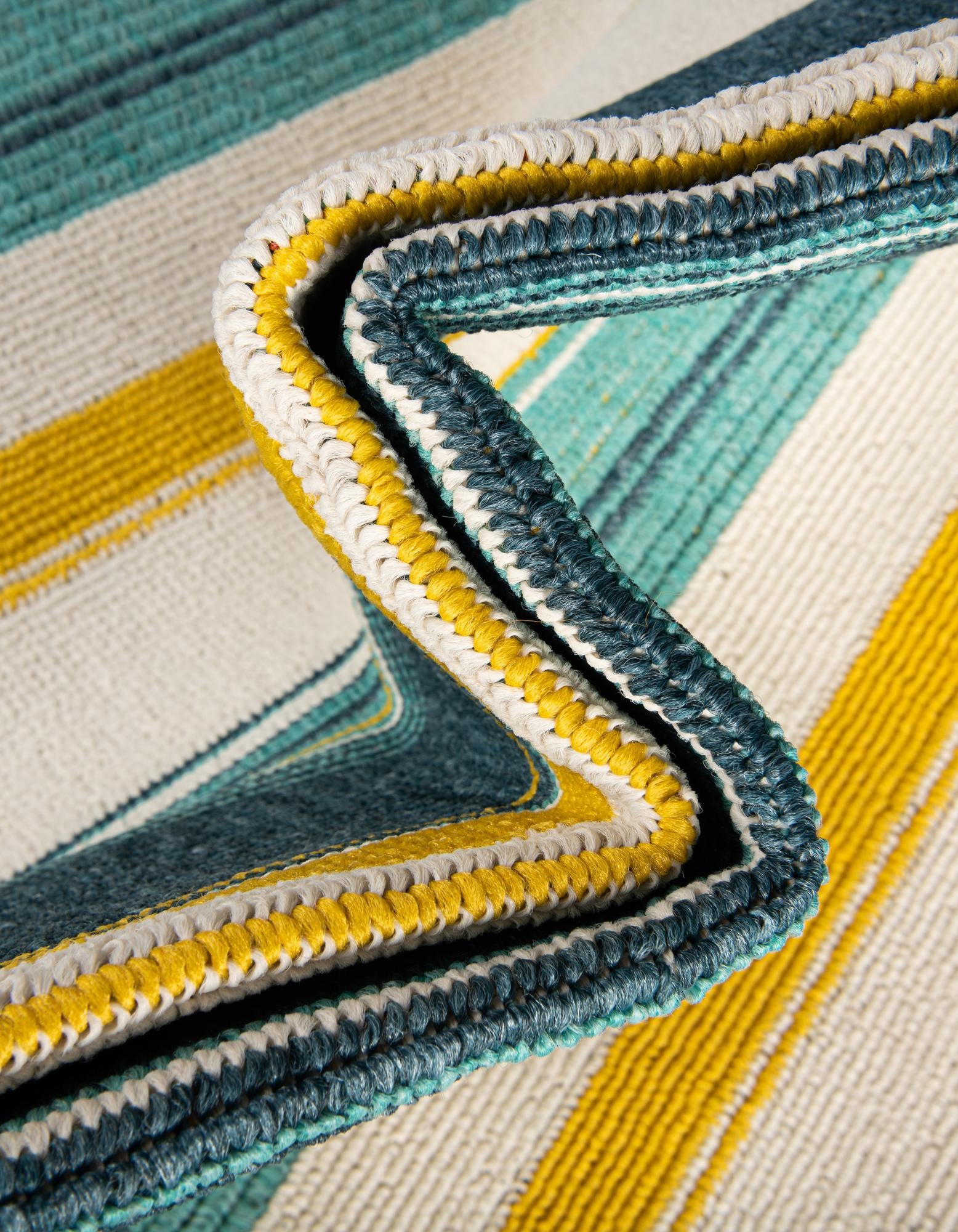 6' x 9' Easy-Clean Border Indoor / Outdoor Rug