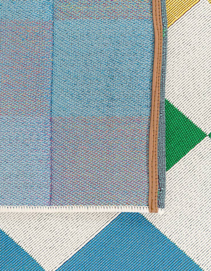 Detail image of 5' 4 x 7' 4 Easy-Clean Modern Indoor / Outdoor Rug