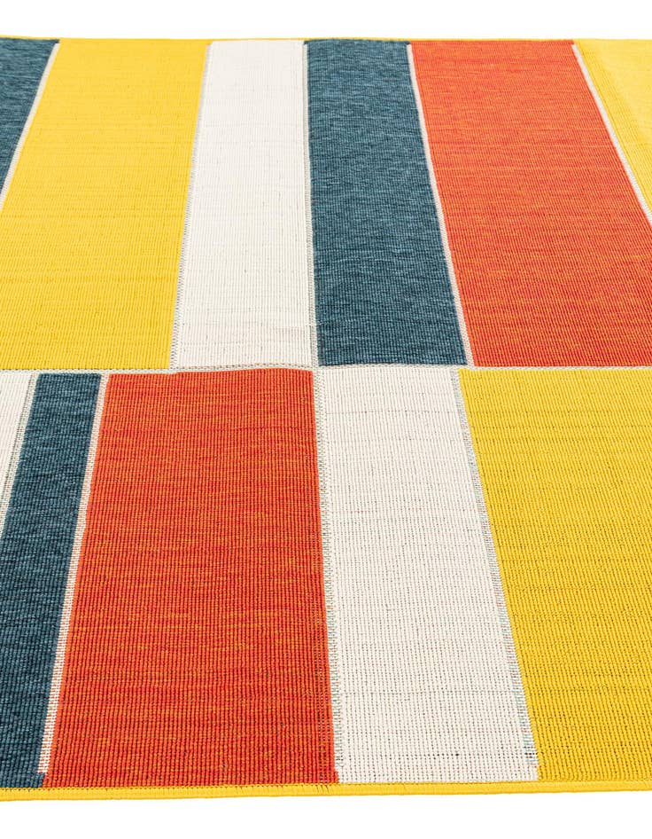 Detail image of 5' 3 x 7' 6  Washable Modern Indoor / Outdoor Rug