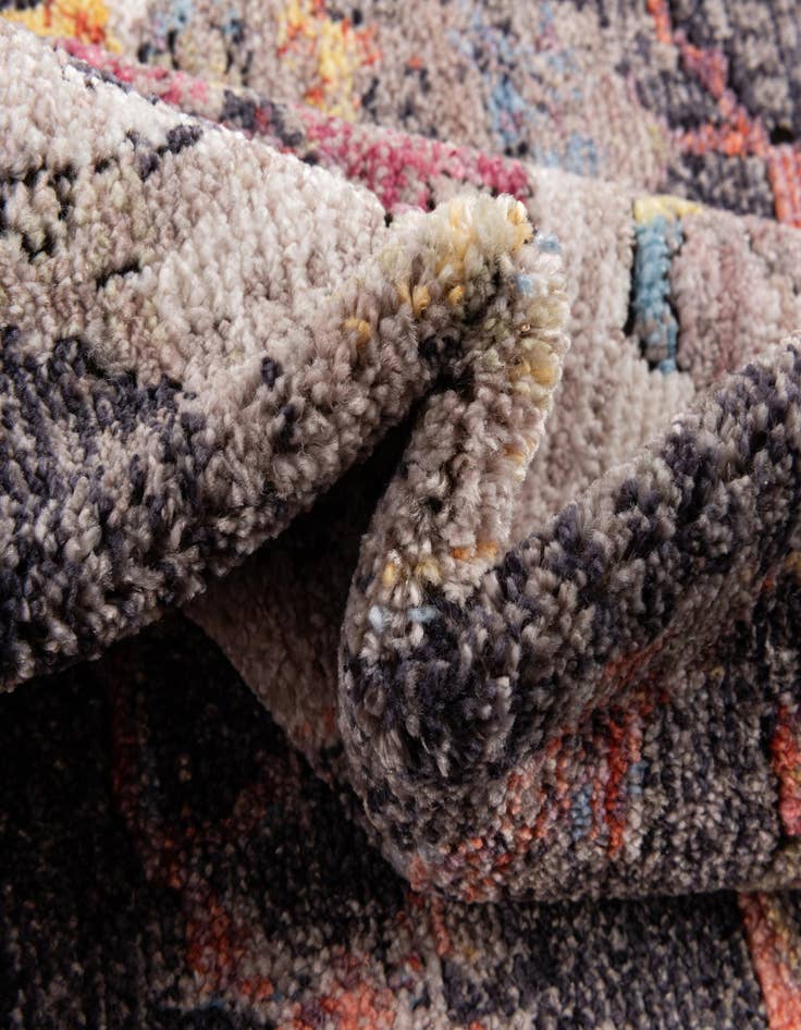 Detail image of 5' x 7' 7 Prism Rug